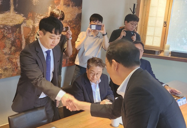 7일 서울 중구 달개비에서 열린 3차 수련협의체 회의에서 한성존 대한전공의협의회 비대위원장(왼쪽)과 김국일 보건의료정책관이 악수하고 있다. 연합뉴스