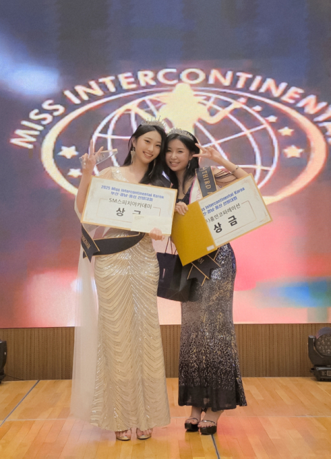 (왼쪽부터) 신라대 항공서비스학과 이윤주, 허예지 학생.