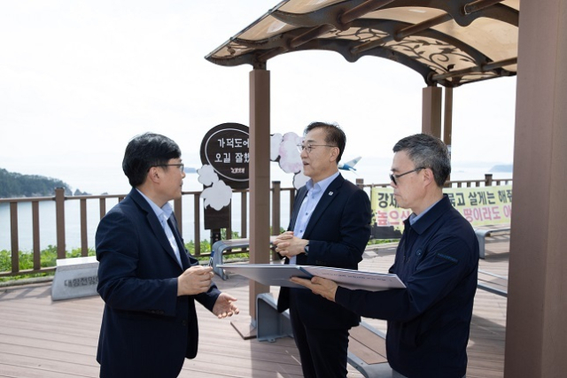 김윤덕 국토교통부 장관(가운데)이 주종완 국토부 항공정책실장(왼쪽)과 함께 가덕신공항 건설예정지를 찾아 현장을 살펴보고 있다. 국토부 제공