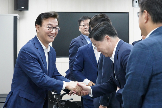 전재수(왼쪽) 해양수산부 장관이 7일 수산물품질관리원 서울지원에서 취임 후 첫 해양수산부 산하 17개 공공기관장이 참석하는 회의를 주재하기에 앞서 공공기관장들과 인사를 나누고 있다. 해수부 제공