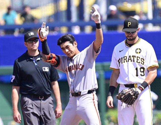 샌프란시스코 이정후가 7일(한국 시간) 2025 미프로야구 메이저리그 피츠버그전에서 9회 2루타를 친 뒤 환호하고 있다. UPI연합뉴스