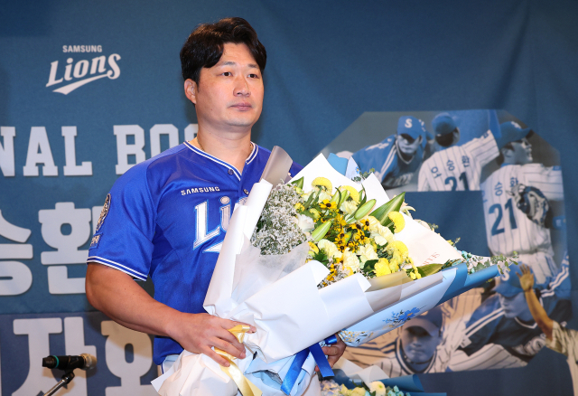 삼성 라이온즈 오승환이 7일 인천에서 은퇴 기자회견을 한 뒤 인사하고 있다. 연합뉴스