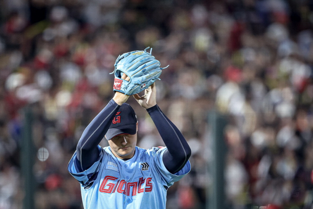 롯데 자이언츠 데이비슨이 지난 6일 KIA 타이거즈전에서 마치 팬들에게 작별인사라도 하는 듯 두 손을 높이 들고 박수를 치고 있다. 롯데 자이언츠 제공