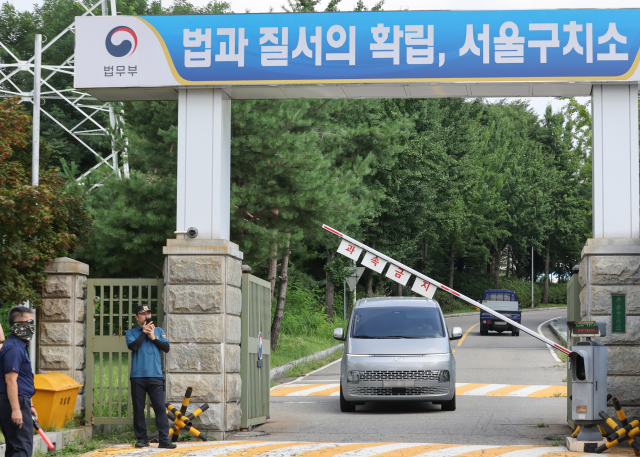 7일 민중기 특검팀이 윤석열 전 대통령의 체포에 실패한 뒤 서울구치소를 나서고 있다. 연합뉴스