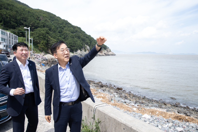 김윤덕 국토교통부 장관이 7일 오전 부산 가덕신공항 건설 부지를 찾았다. 국토교통부 제공