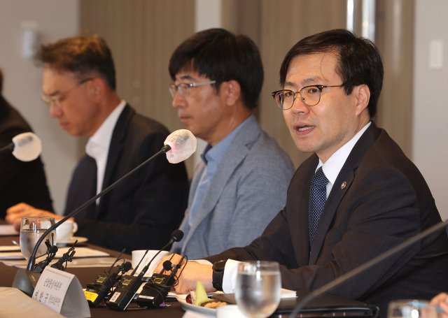 여한구 산업통상자원부 통상교섭본부장이 7일 서울 중구 소공동 롯데호텔에서 열린 제2차 통상정책자문위원회에 참석해 인사말을 하고 있다. 산업부 제공
