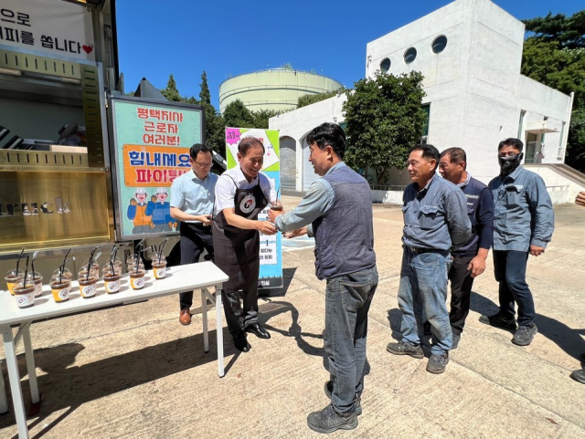 한국석유공사 김동섭 사장(왼쪽 두 번째)이 7일 평택비축기지를 방문해 폭염대비 현황을 집중점검하는 한편 찾아가는 커피차 이벤트를 진행하고 있다. 석유공사 제공