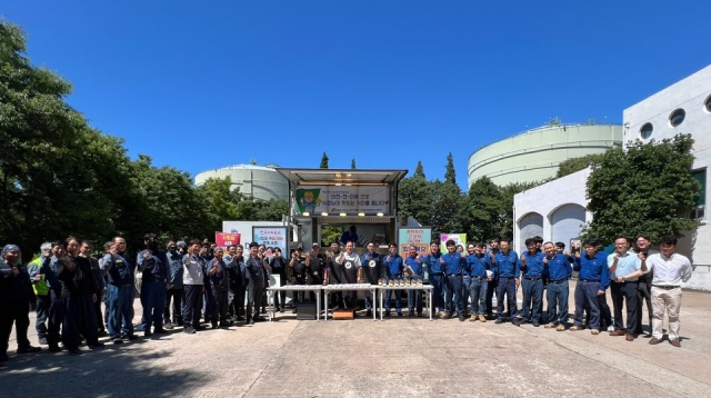 한국석유공사 김동섭 사장(가운데)이 7일 평택비축기지를 방문해 폭염대비 현황을 집중점검하는 한편 찾아가는 커피차 이벤트를 진행하고 직원들과 기념촬영을 하고 있다. 석유공사 제공