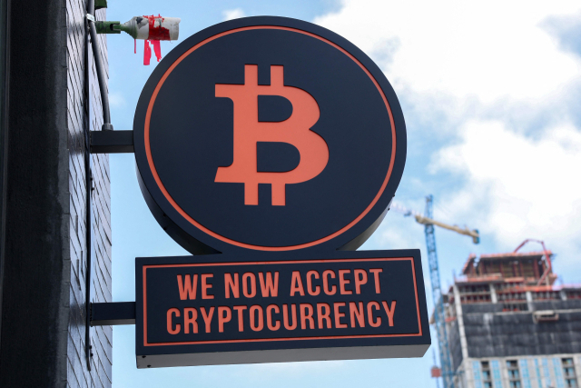 미국 마이애미 미드타운에 건설 중인 '라이더 레지던스' 아파트 개발사 시프레스와 릴레아 그룹이 비트코인을 이용해 한 세대 분양을 완료했다. 지난달 16일 이 회사의 사무실에 걸린 비트코인 간판. AFP연합뉴스