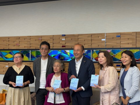 김광자 시인이 일본 나가사키시 스즈키 시로 시장(가운데)을 예방했다. 김광자 제공