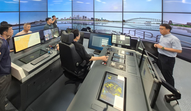 한국중소조선연구원 관계자가 시뮬레이터 기능과 실증 방안을 설명하고 있다. 중소조선연구원 제공