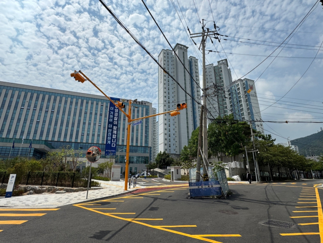 지난 5일 부산의 마지막 경찰서로 개서한 수영경찰서 입구 사거리 중앙에 전봇대가 이설되지 않은 모습. 손희문 기자