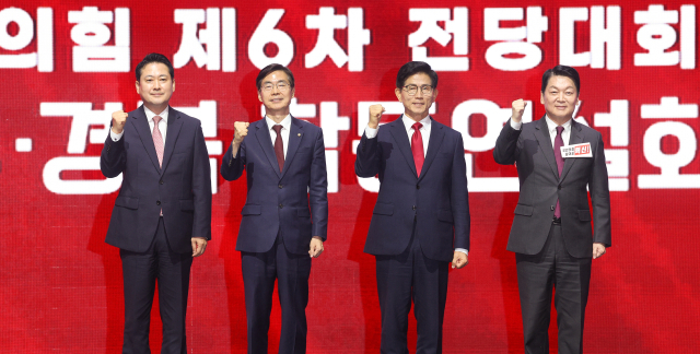 국민의힘 당대표 선거에 출마한 장동혁·조경태·김문수·안철수(왼쪽부터) 후보가 8일 대구 북구 엑스코에서 열린 국민의힘 제6차 전당대회 대구·경북 합동연설회에서 단체 사진 촬영을 하고 있다. 연합뉴스