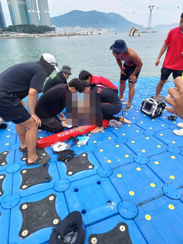 8일 오후 2시 35분께 부산 서구 송도해수욕장에서 무료 카약체험을 마친 60대 남성이 카약에서 내리던 중 물에 빠졌다. 이 남성은 곧바로 구조됐지만 약 1분 후 심정지로 결국 사망했다. 부산해양경찰서 제공