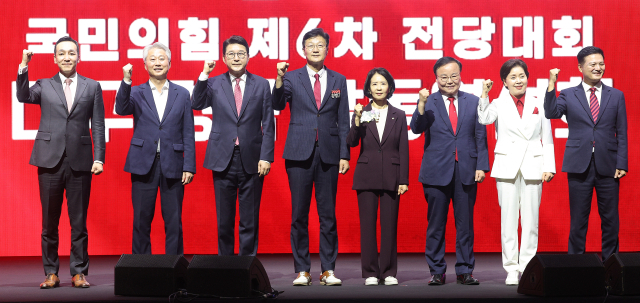 국민의힘 최고위원 선거에 출마한 김민수·김근식·신동욱·손범규·최수진·김재원·양향자·김태우(왼쪽부터) 후보가 8일 대구 북구 엑스코에서 열린 국민의힘 제6차 전당대회 대구·경북 합동연설회에서 단체 사진 촬영을 하고 있다. 연합뉴스