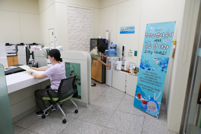 울산항만공사(UPA)는 공사 1층에서 평일 오전 9시부터 오후 6시까지 ‘항만고객 라운지’(사진)를 운영한다고 8일 밝혔다. UPA 제공