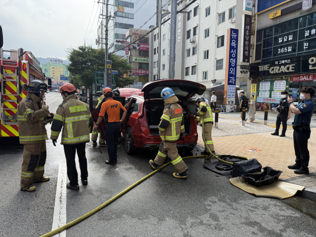 8일 오전 9시 5분께 부산 사하구 하단동 도로를 달리던 차량 트렁크에서 불이 났다. 부산소방재난본부 제공