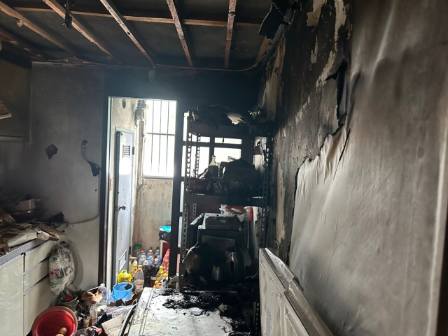 8일 오전 11시 20분께 부산 사하구 하단동의 한 아파트 1층 세대 내에서 화재가 발생했다. 부산소방재난본부 제공