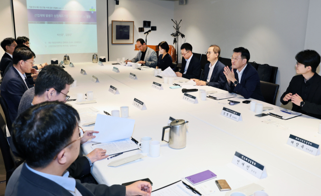 이승렬 산업통상자원부 산업정책실장이 8일 서울 중구 달개비 컨퍼런스룸에서 ‘중대재해 근절을 위한 산업-노동 합동간담회’를 주재하고 있다. 산업부 제공