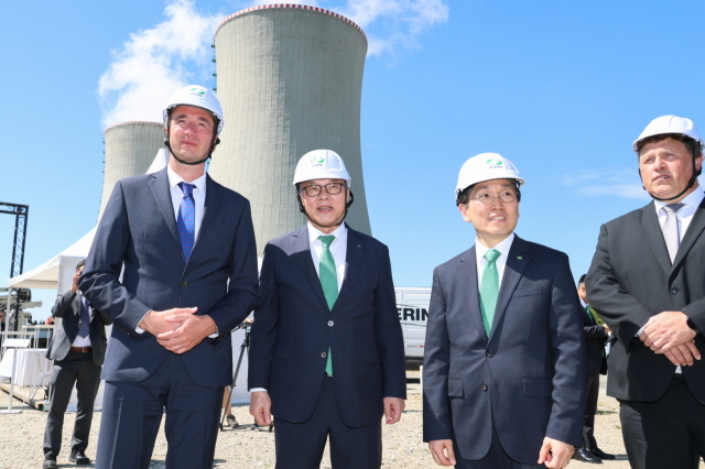 한수원이 8일(현지시간) 체코 두코바니 원전 부지세부조사 착수식을 개최했다(왼쪽 두 번째 황주호 한수원 사장). 한수원 제공