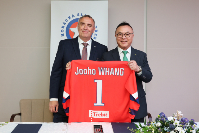 황주호 사장(오른쪽)이 체코 두코바니 지역 아이스하키팀을 후원식에 참석해 기념촬영을 하고 있다. 한수원 제공