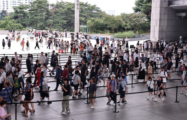 지난 1일 서울 국립중앙박물관을 찾은 시민들이 입장을 위해 줄을 서 있다. 연합뉴스