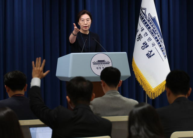 강유정 대변인이 지난 6일 용산 대통령실 기자회견장에서 이재명 대통령 지시사항 브리핑 후 질문을 받고 있다. 연합뉴스