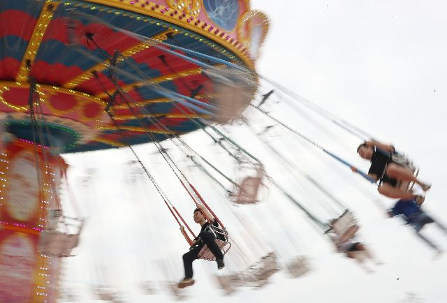 놀이기구 타는 아이들. 기사와 무관. 부산일보DB