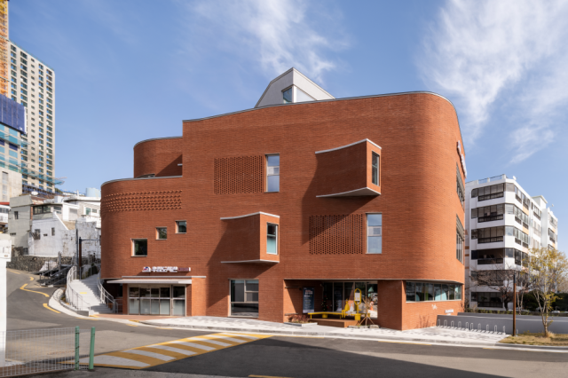 ‘2025 부산다운 건축상’ 공공 부문 은상을 수상한 우암도서관. 부산시 제공