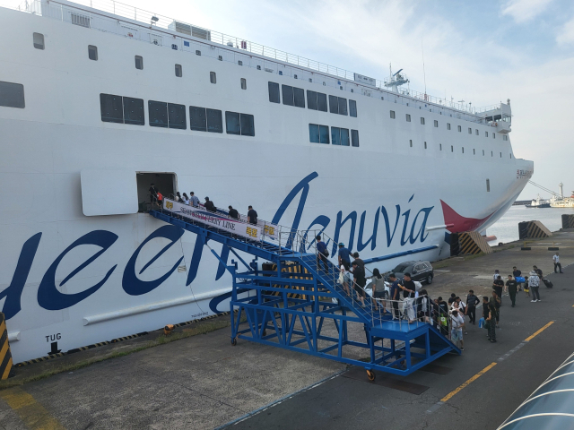 목포~제주 항로를 운항하는 퀸제누비아2호에 여객선 이용객들이 승선하는 모습. KOMSA 제공