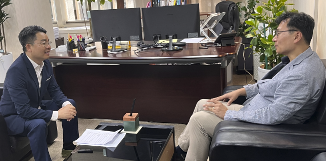비온미디어 심준식(왼쪽) 대표와 트라움자산운용 정승진 대표가 대화를 나누고 있다. 비온미디어 제공