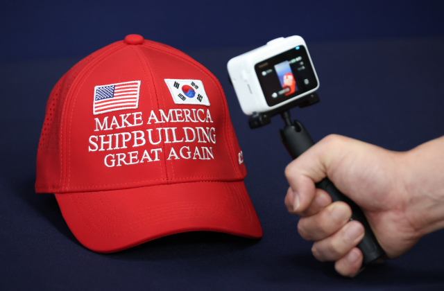 최근 한미협상 이후 미국과의 협력 기대에 조선주 주가가 고공행진하면서 관련 상장지수펀드(ETF)가 수익률 상위권을 휩쓸고 있다. 대통령실이 3일 공개한 ‘마스가’(MASGA·Make American Shipbuilding Great Again) 모자. 연합뉴스