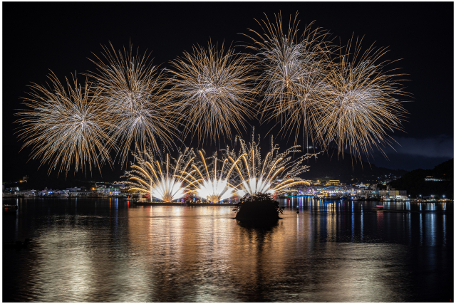 역사의 흐름을 바꾼 세계 4대 해전 중 하나로 평가받는 ‘한산해전’ 승전을 기념하는 축제 한마당 제64회 통영한산대첩축제 둘쨋날 경남 최대 규모 불꽃쇼가 통영의 밤하늘을 수놓았다. 통영시 제공