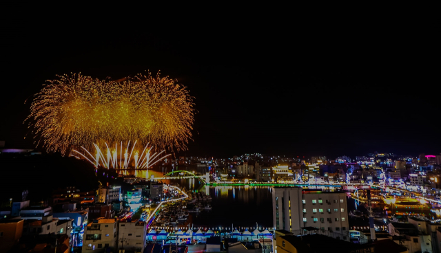 역사의 흐름을 바꾼 세계 4대 해전 중 하나로 평가받는 ‘한산해전’ 승전을 기념하는 축제 한마당 제64회 통영한산대첩축제 둘쨋날 경남 최대 규모 불꽃쇼가 통영의 밤하늘을 수놓았다. 통영시 제공