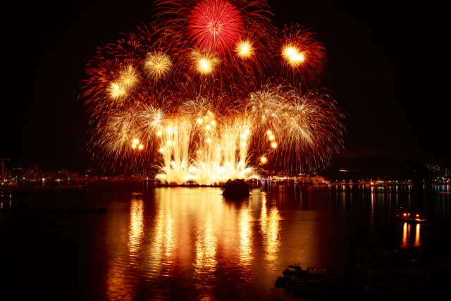역사의 흐름을 바꾼 세계 4대 해전 중 하나로 평가받는 ‘한산해전’ 승전을 기념하는 축제 한마당 제64회 통영한산대첩축제 둘쨋날 경남 최대 규모 불꽃쇼가 통영의 밤하늘을 수놓았다. 통영시 제공
