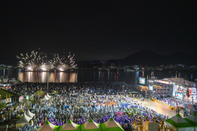 역사의 흐름을 바꾼 세계 4대 해전 중 하나로 평가받는 ‘한산해전’ 승전을 기념하는 축제 한마당 제64회 통영한산대첩축제 둘쨋날 경남 최대 규모 불꽃쇼가 통영의 밤하늘을 수놓았다. 통영시 제공