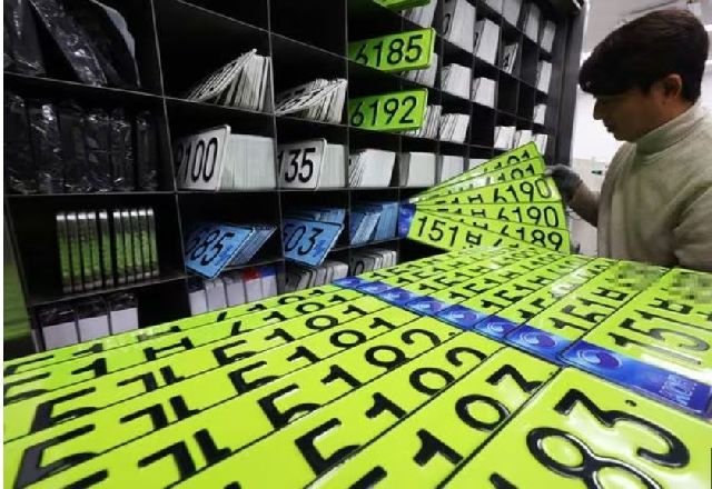 지난해 도입된 법인차 전용 연두색 번호판. 연합뉴스