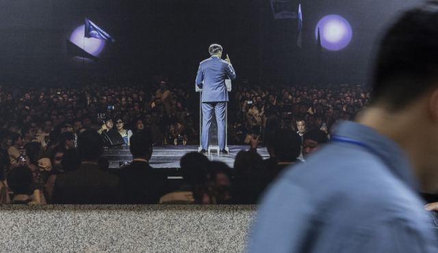 이재명 정부 출범 후 처음으로 열린 법무부 사면심사위원회가 올해 광복절 특별사면 명단에 조국혁신당 조국 전 대표와 아내 정경심 전 동양대 교수를 포함한 것으로 알려지면서 국민의힘을 중심으로 한 야권의 비판 기류가 높아지고 있다. 사진은 8일 국회 내 조국혁신당 사무실 앞에 걸린 조국 전 대표 사진의 모습. 연합뉴스