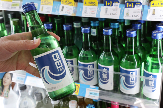 대선주조의 올해 부산지역 소주시장 점유율이 30% 대로 떨어져 하이트진로에 1위 자리를 내준 것으로 나타났다. 10일 부산의 한 편의점에서 소주를 고르는 모습. 정종회 기자 jjh@