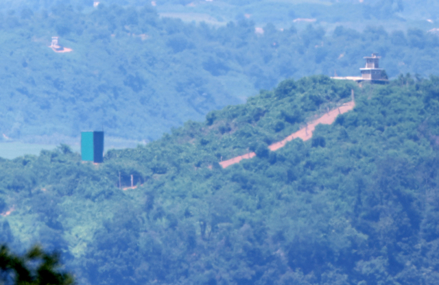 우리 군의 대북 확성기 철거에 북한이 호응하면서 냉랭하던 남북관계에도 조금씩 변화가 감지되고 있다는 평가가 나온다. 북한은 9일부터 전방 일부 지역에서 대남 확성기를 철거하기 시작했다. 우리 군이 지난 4∼5일에 걸쳐 대남 확성기를 모두 철거한 데 대해 화답한 것이다. 사진은 10일 경기도 파주시 오두산 통일전망대에서 바라본 북한 임진강변의 북한군 초소와 대남확성기. 연합뉴스