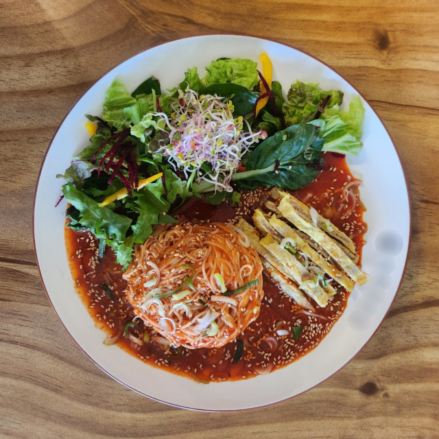 부산 동구 B 국숫집의 비빔국수 사진. B 국숫집 홈페이지 캡쳐