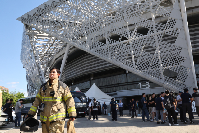 10일 폭발물 설치 신고가 접수된 서울 올림픽공원 KSPO돔(올림픽체조경기장)이 통제돼 있다. 연합뉴스