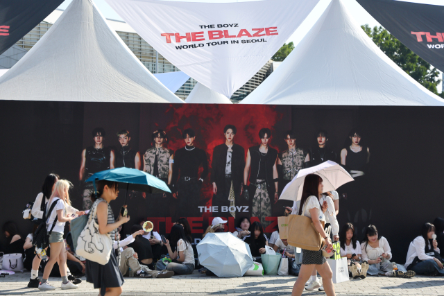 10일 서울 올림픽공원 KSPO돔(올림픽체조경기장)에서 폭발물 설치 신고가 접수돼 관객들이 대피해 있다. 연합뉴스