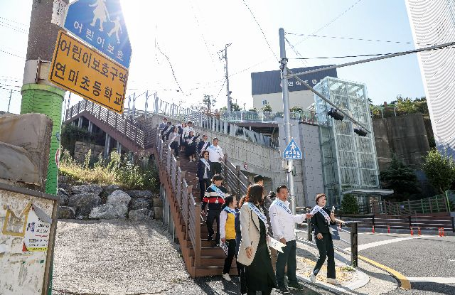 부산 부산진구의회가 지난 5일 ‘부산광역시 부산진구 아동보호구역 운영 조례’를 제정했다. 사진은 2023년 10월 16일 오전 부산 연제구 연미초등학교에서 어린이보호구역 통학로 합동 순찰 ‘다 같이 돌자! 안심학굣길’이 열려 주석수 연제구청장과 연제경찰서, 도로교통공단, 학부모들이 통학로 순찰을 하고 있다. 부산일보DB