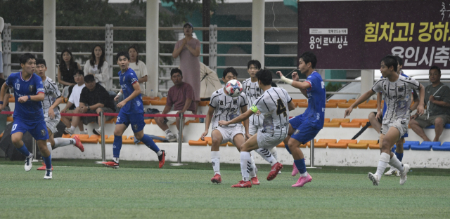 지난 9일 경남 고성군에서 열린 제62회 청룡기 전국중학교축구대회 16강전에서 경남마산중앙FC와 경기용인시축구센터 선수들이 공 다툼을 벌이고 있다. 부산시축구협회 제공