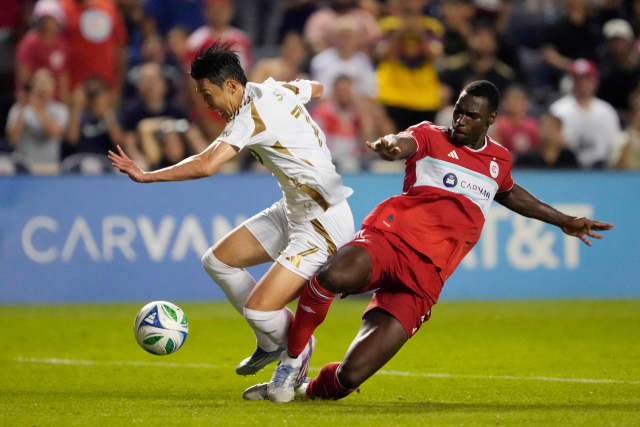 10일(한국 시간) 시카고 파이어와 원정 경기에서 MLS 데뷔전을 치른 LAFC 손흥민이 후반 32분 역습 상황에서 상대 수비수 카를로스 테란에 밀려 넘어지며 페널티킥을 얻어내고 있다. AFP연합뉴스