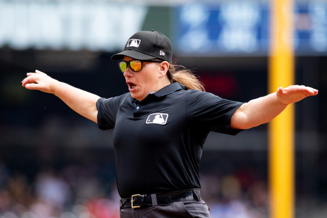 젠 파월이 10일(한국시간) 미프로야구 메이저리그 역사상 최초의 여성 심판 데뷔전인 애틀랜타-마이애미전에서 3회 세이프 판정을 내리고 있다. UPI연합뉴스