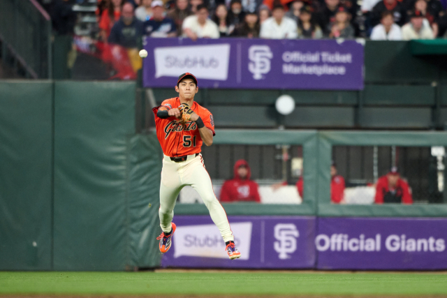 샌프란시스코 이정후가 지난 9일(한국 시간) 미프로야구 메이저리그 워싱턴전에서 4회 수비 때 공을 던지고 있다. 이메인이미지연합뉴스