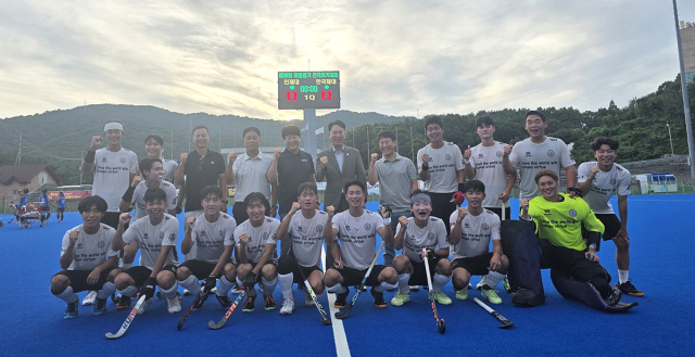 인제대 남자하키부가 지난 7일 대통령기 전국하키대회에서 우승한 후 기념촬영을 하고 있다. 인제대 제공