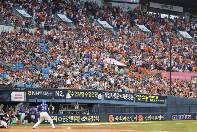 지난 8일 서울 잠실야구장에서 열린 프로야구 한화 이글스-LG 트윈스전 때 관중석이 팬들로 가득 차 있다. 연합뉴스